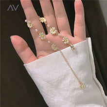 Load image into Gallery viewer, Camomile Flowers Bracelet

