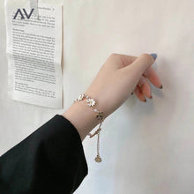 Load image into Gallery viewer, Camomile Flowers Bracelet
