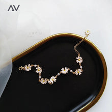 Load image into Gallery viewer, Camomile Flowers Bracelet
